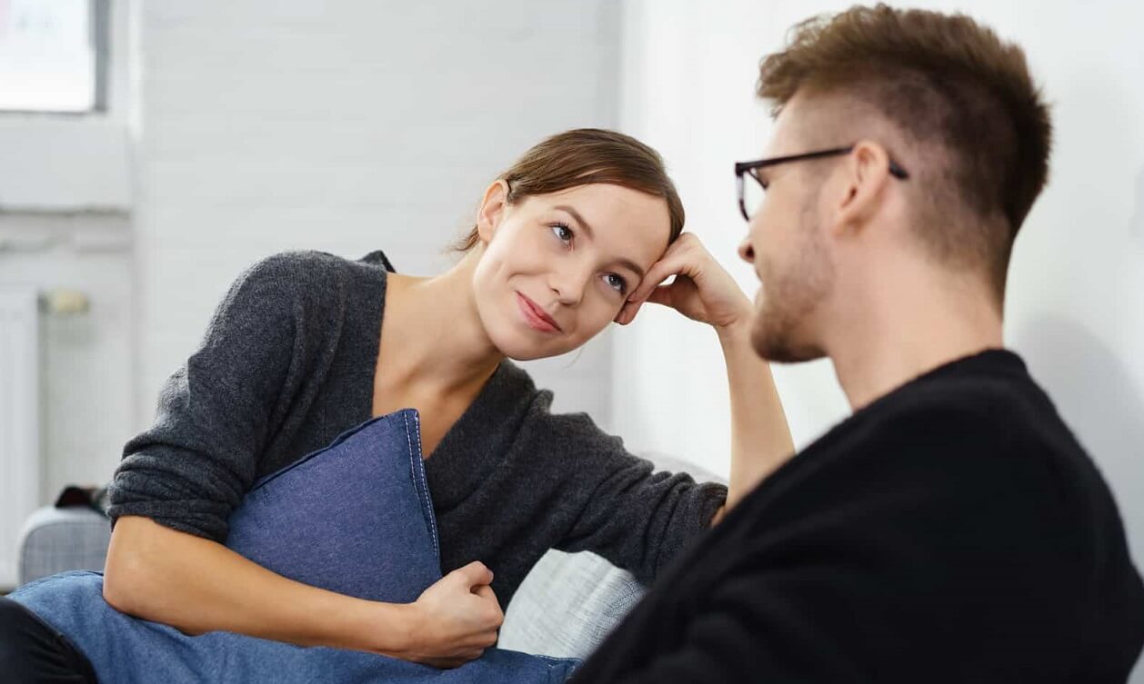 12 signes de langage corporel qui vous rendent irrésistible aux yeux des hommes Le blog de la